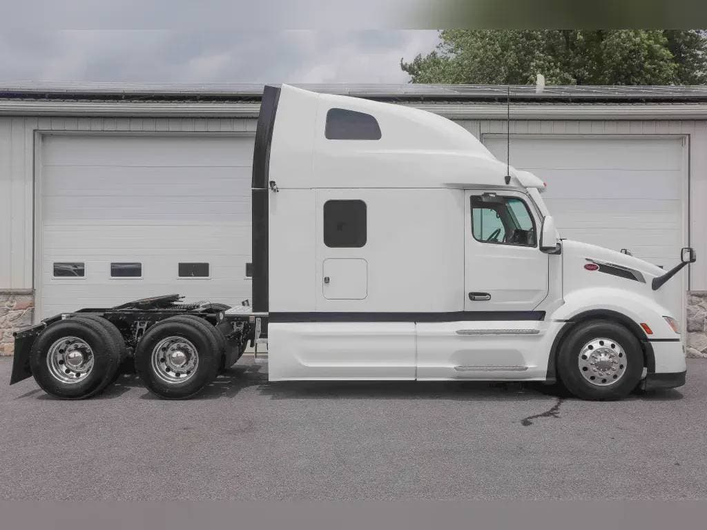 2023 Peterbilt 579 image 1
