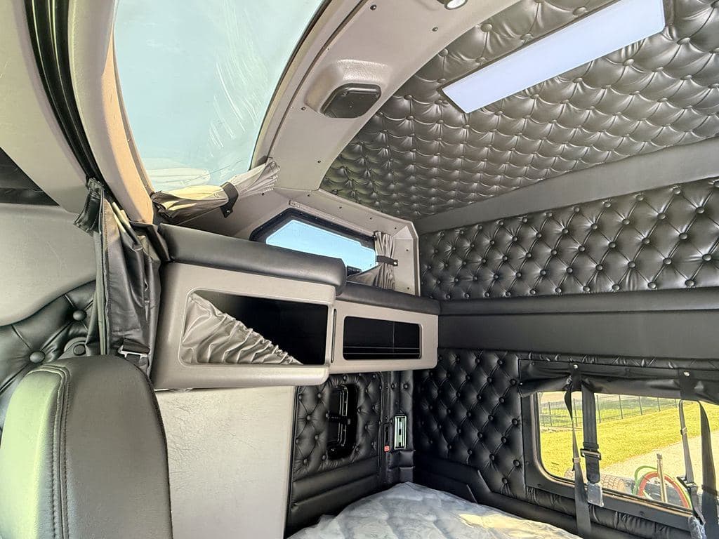 New 2027 KENWORTH W900L image 18