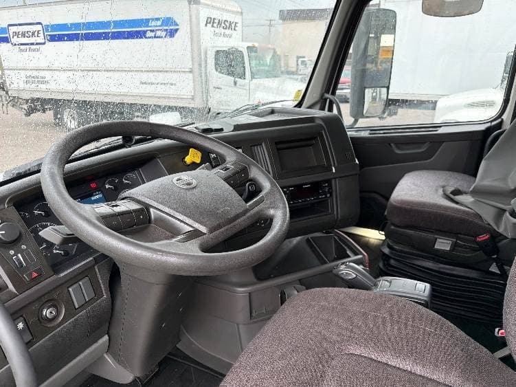 2023 Volvo VNL64760 image 4