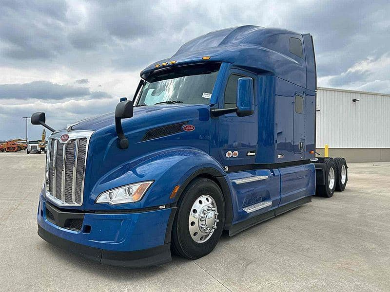 2027 Peterbilt 579 image 1