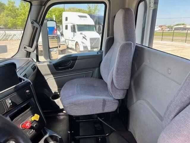 2021 International LT625 image 5