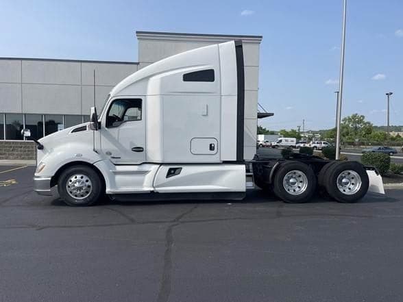 2021 Kenworth T680 image 2