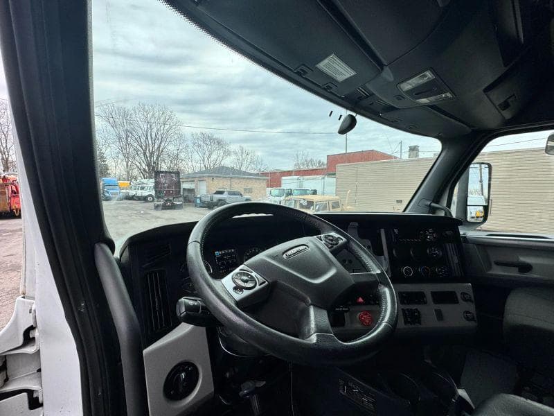 2020 Freightliner Cascadia image 19