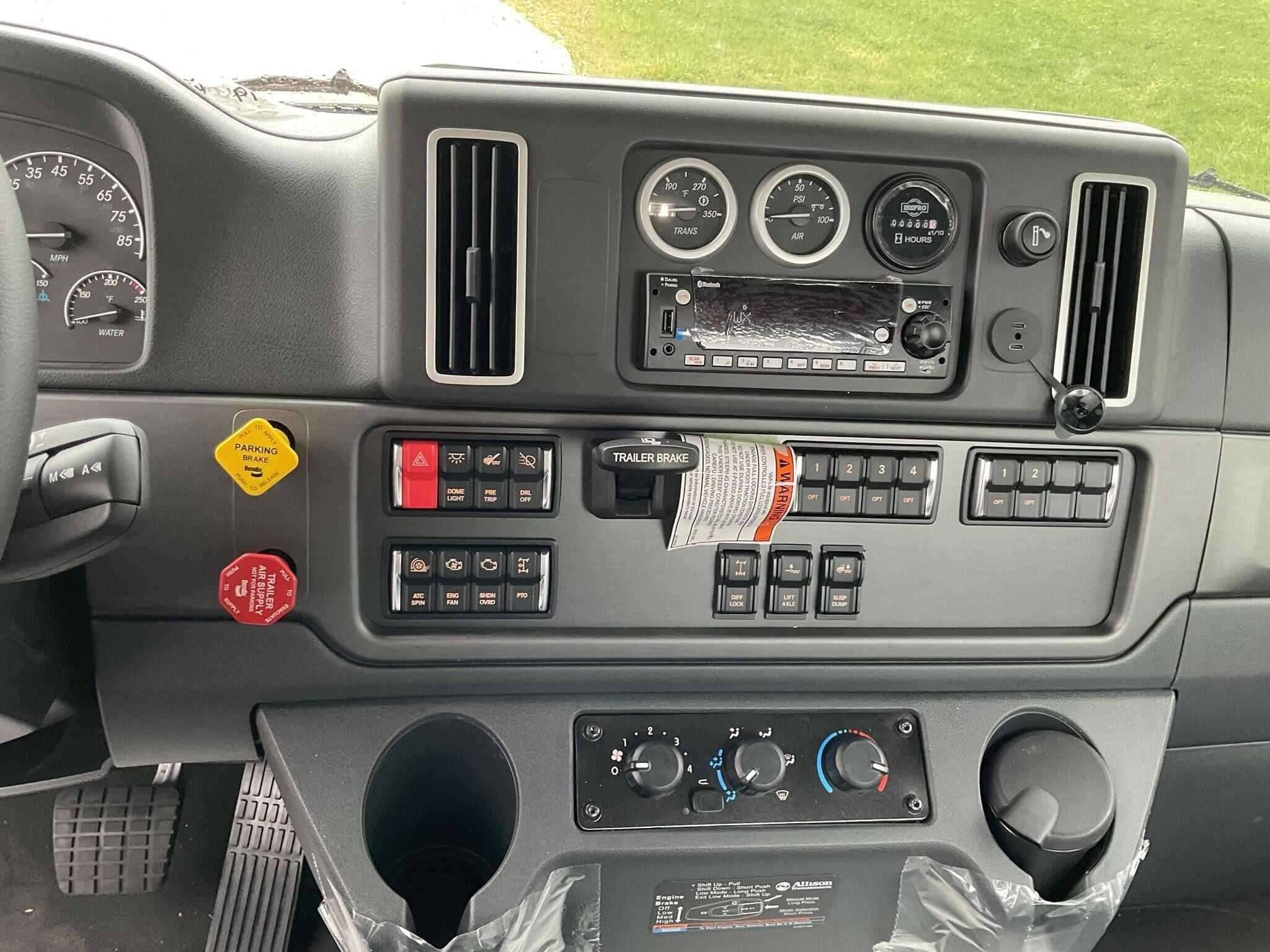 2025 Freightliner M2 image 3