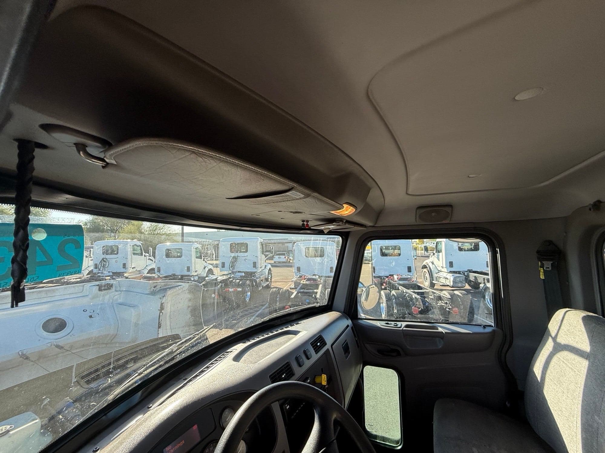 2020 Peterbilt 330 image 14