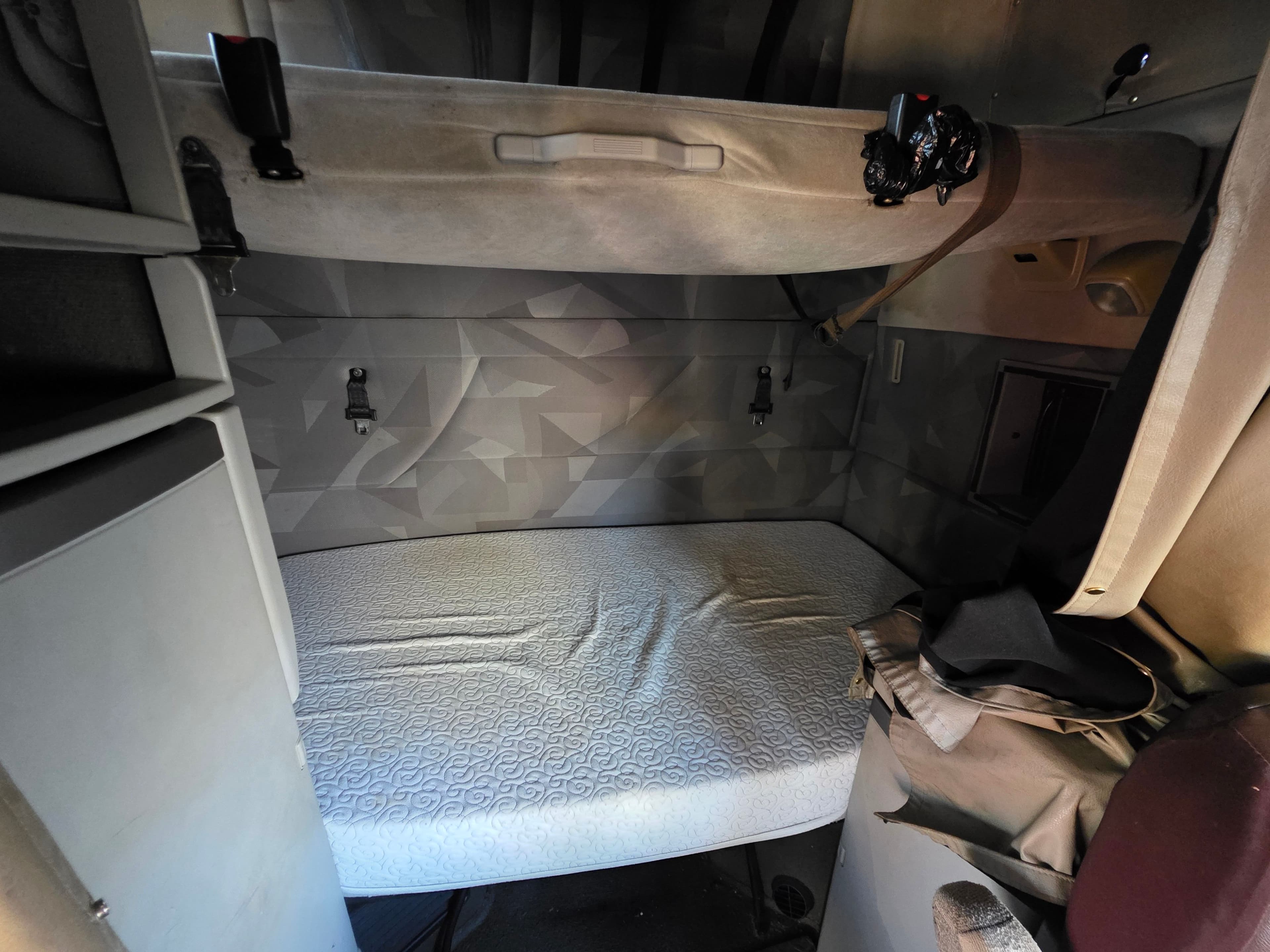 2005 Volvo VNL image 19