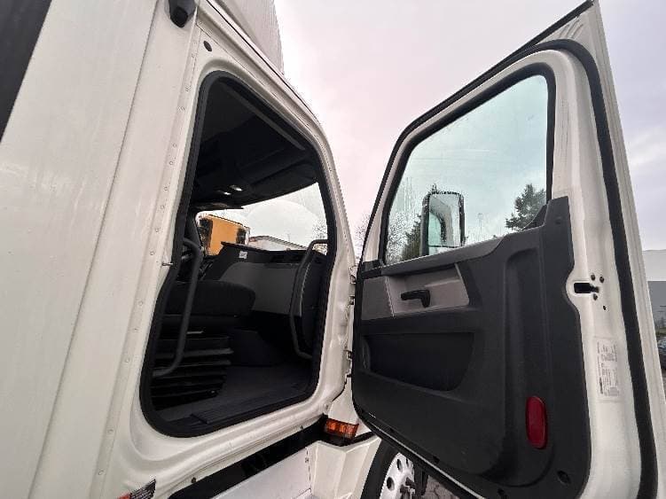 2019 Freightliner Cascadia 126 Day Cab Truck - 455HP, 12 Speed Automatic image 12