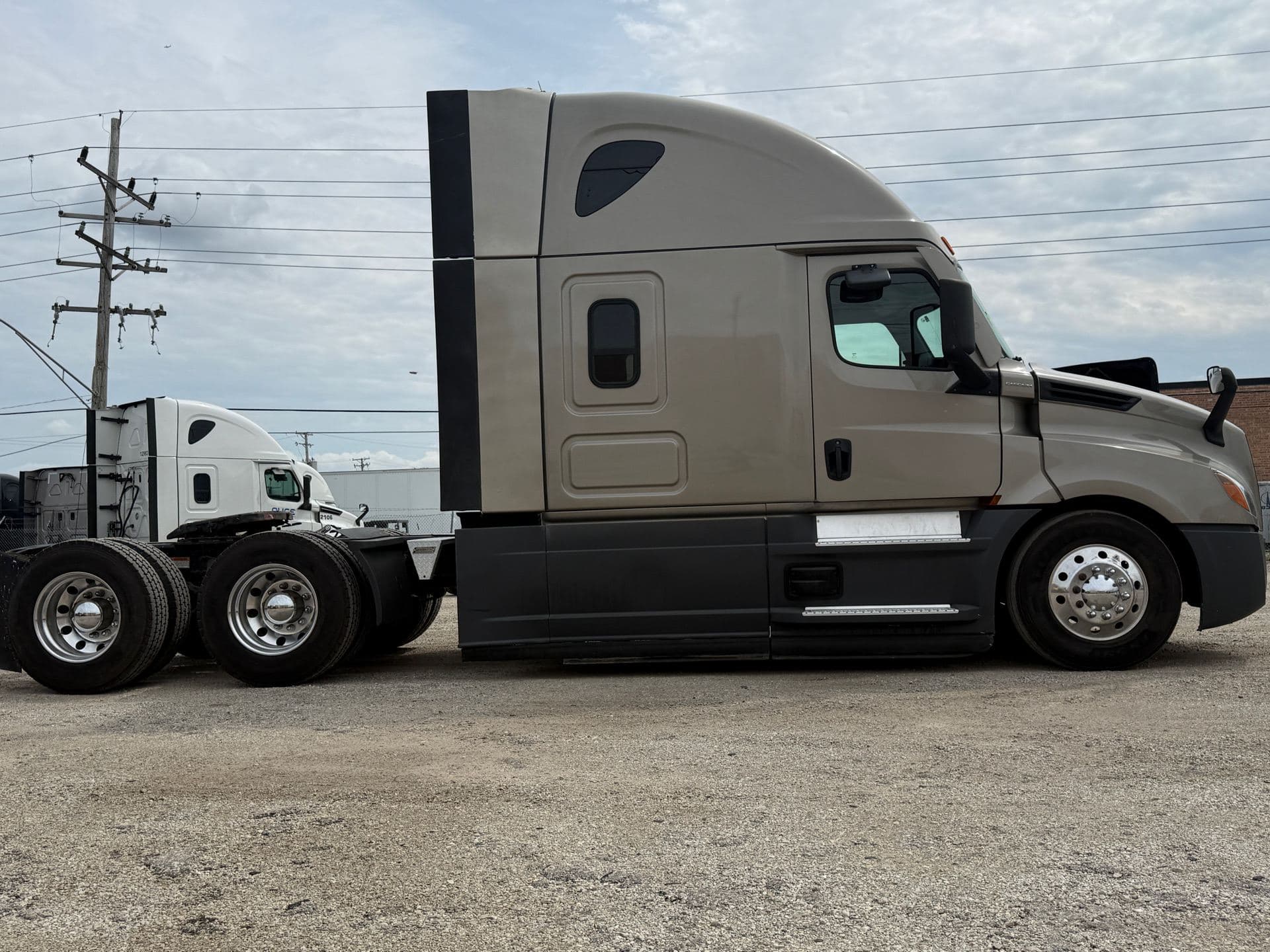 2023 Freightliner - 301k - 455HP - Virgin Tires! image 18