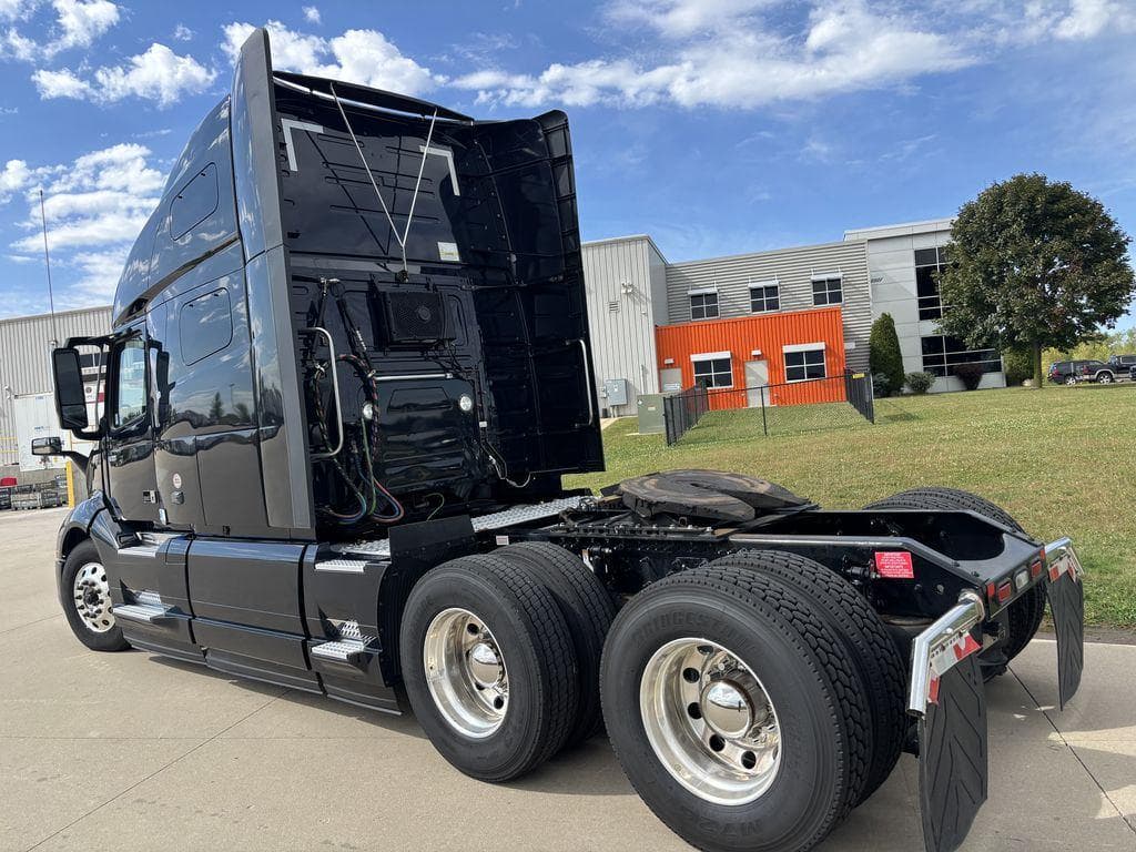 2023 Volvo VNL image 3
