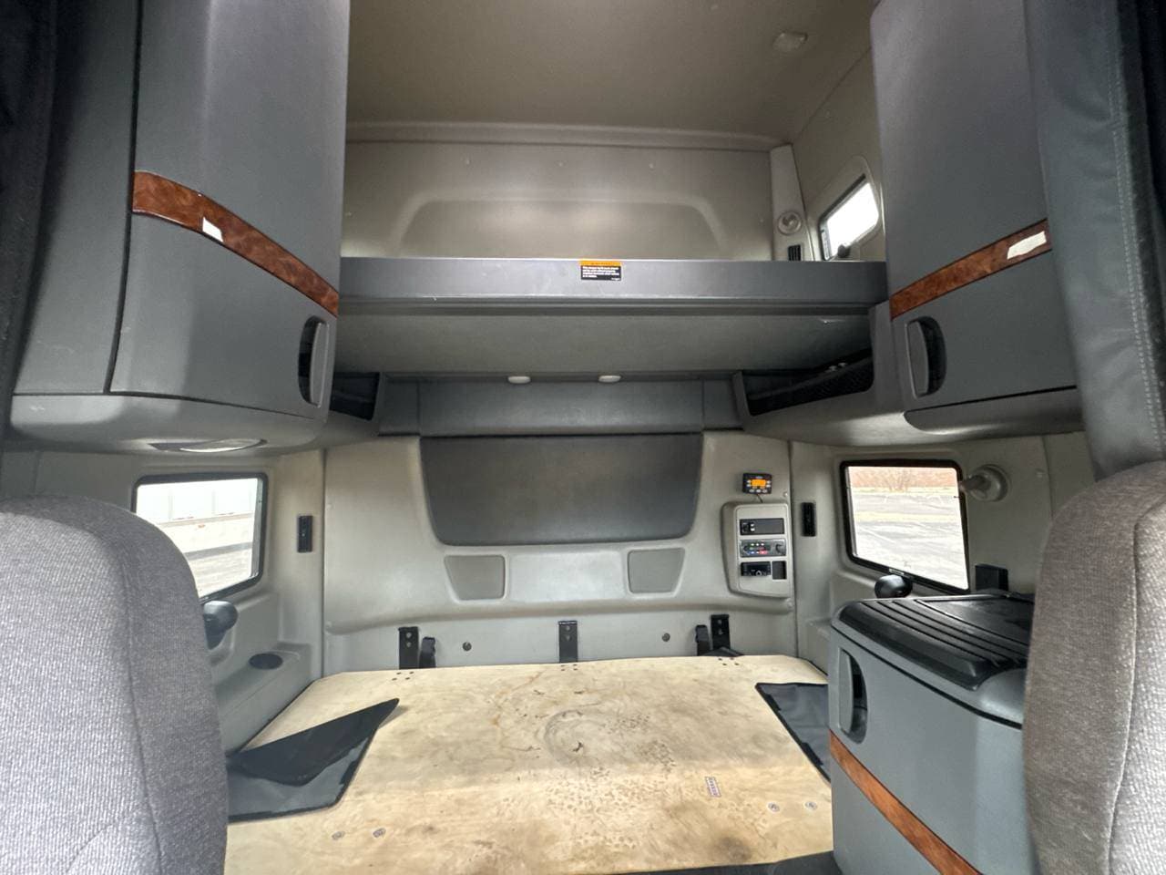 2022 International LT625 image 19