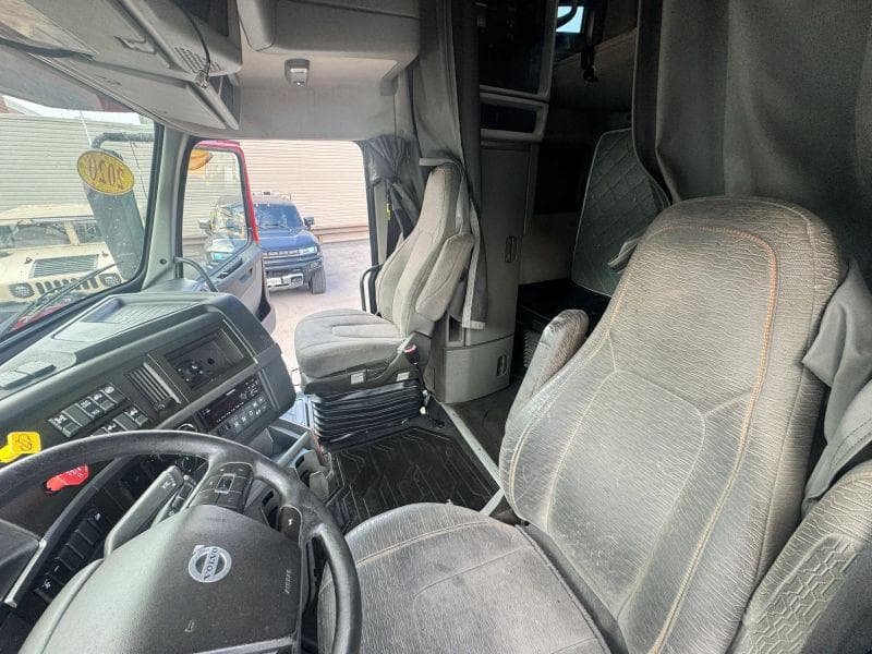 2020 Volvo VNL image 14