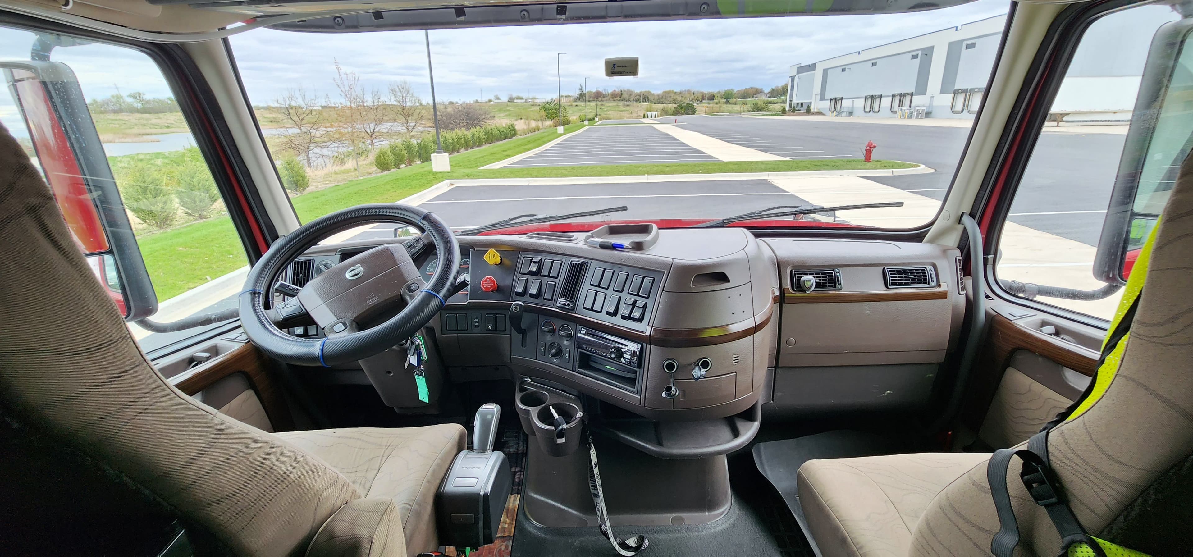 2016 Volvo VNL670 image 12