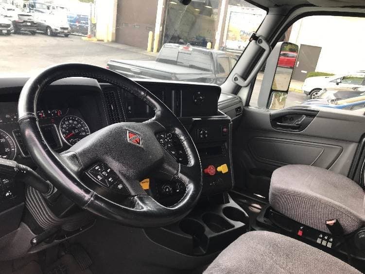 2022 International LT625 image 5