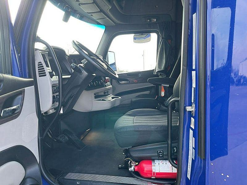 2023 Peterbilt 579 image 7