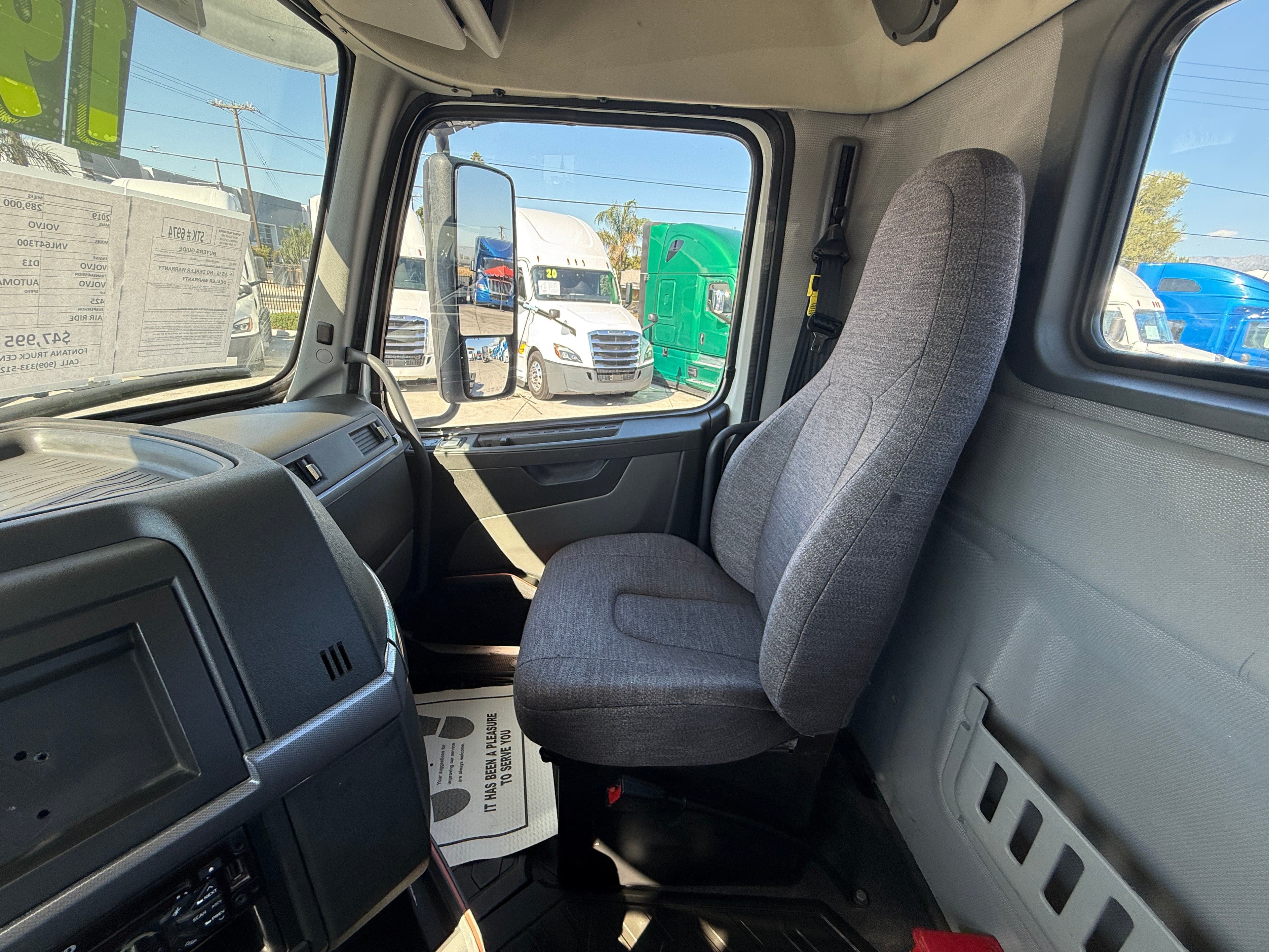 2019 Volvo VNL64T300 image 24