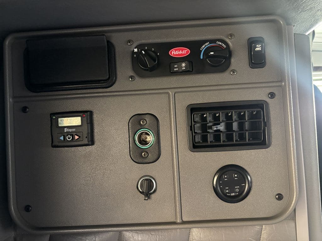 Used 2022 PETERBILT 389 image 19