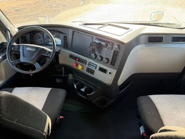 2021 Freightliner Cascadia image 5