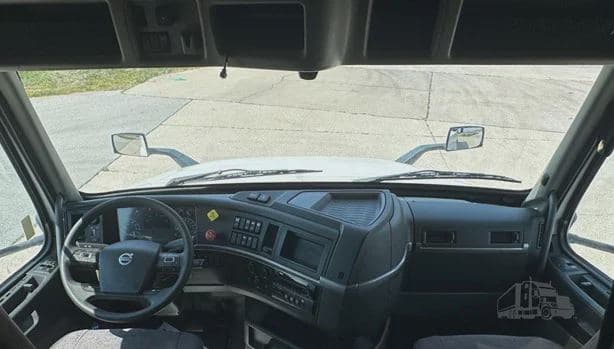 2023 Volvo VNL image 7