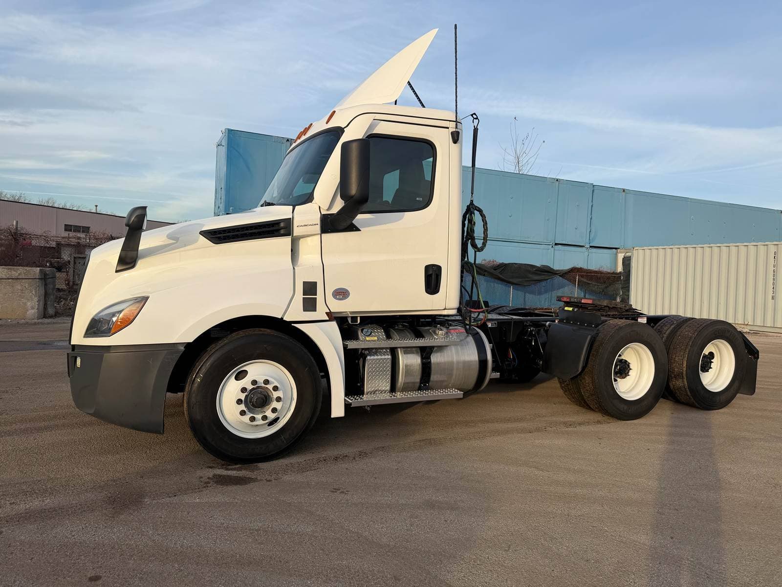2025 Freightliner Cascadia 126 Day Cab Truck image 3