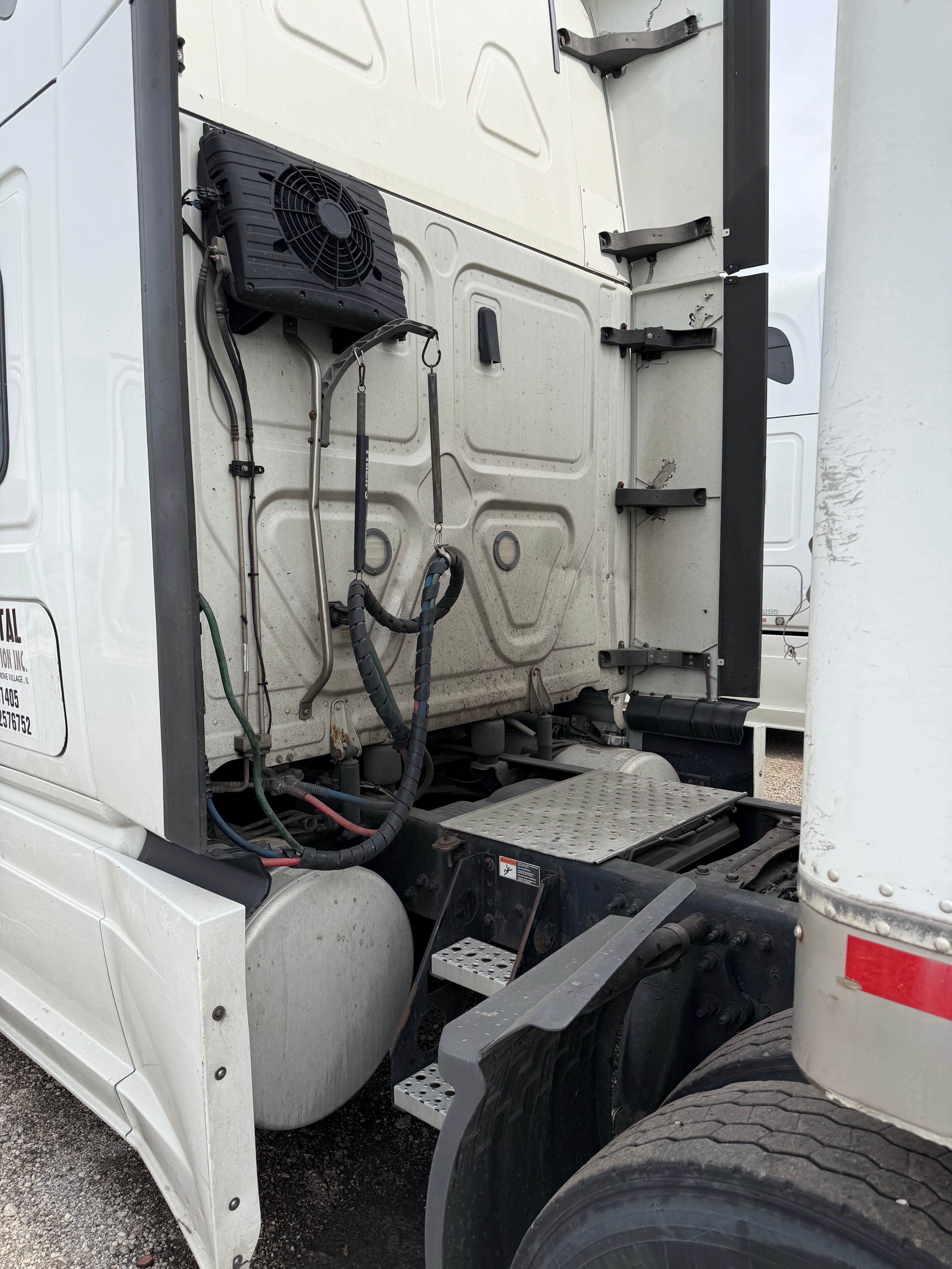 2021 Freightliner Cascadia 126 image 2