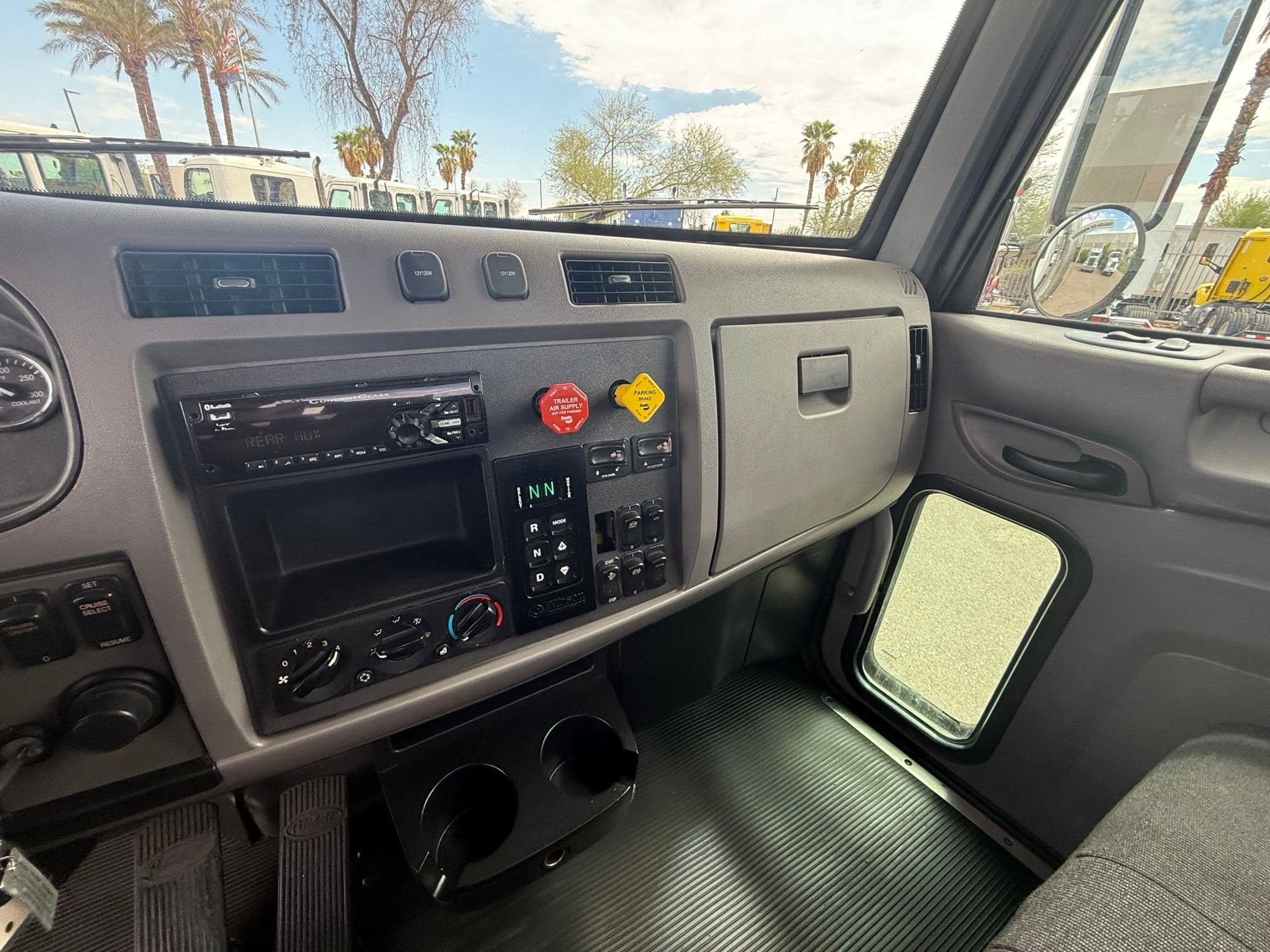 2019 Peterbilt 337 image 11