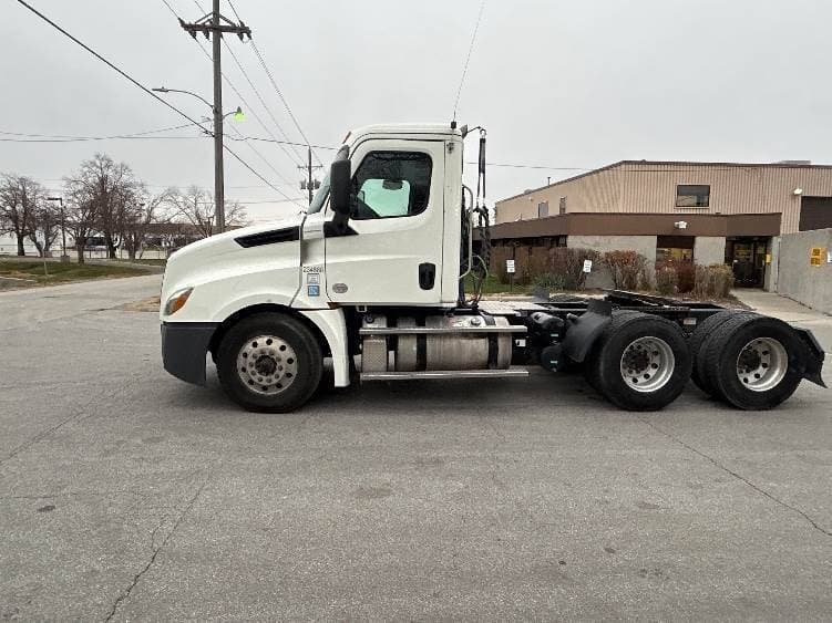 2019 Freightliner Cascadia 126 Day Cab Truck - 450HP, 12 Speed Automatic image 4