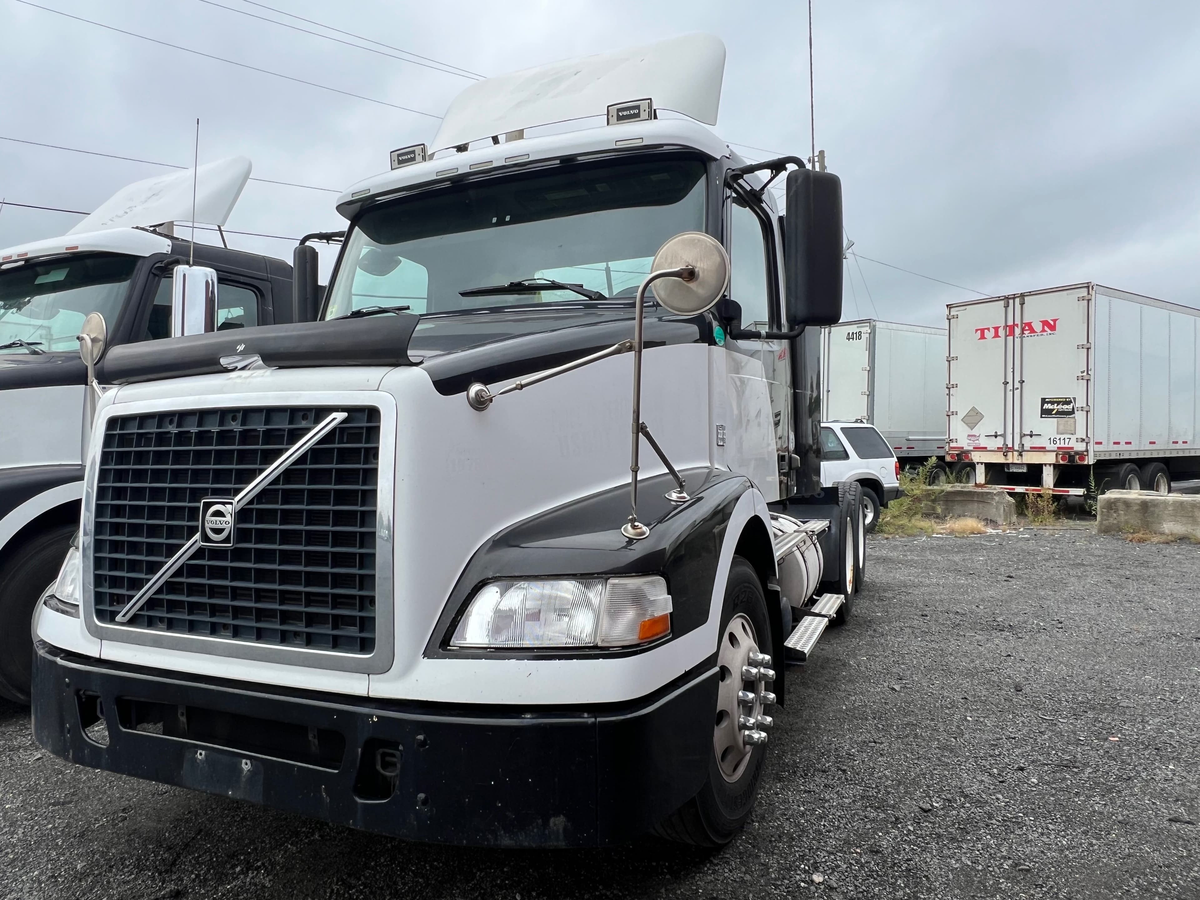 2011 Volvo VNM image 1