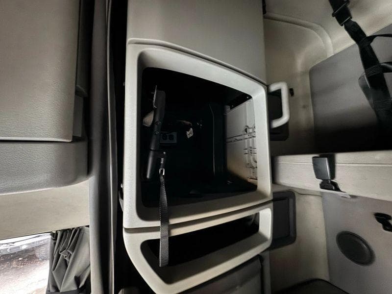 2020 Volvo VNL image 41