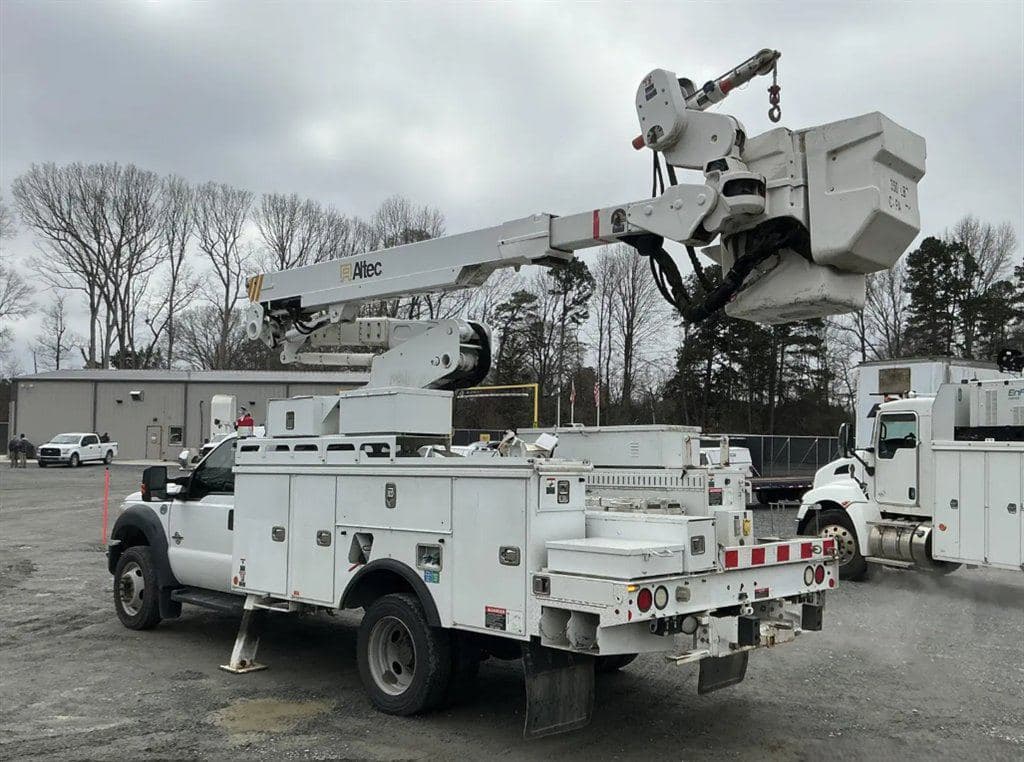2016 Ford F-550sd image 3