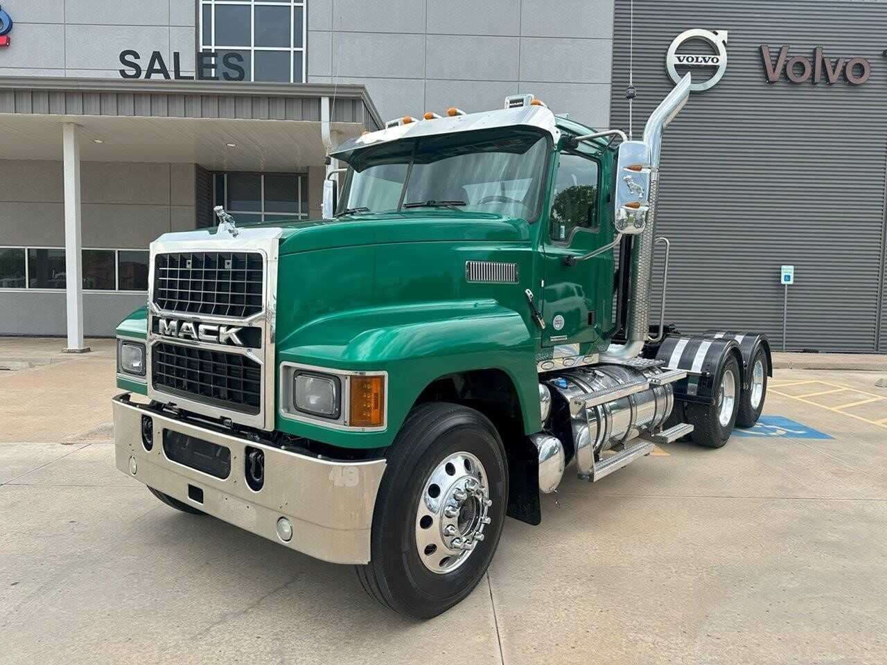 2021 Mack Pinnacle image 1