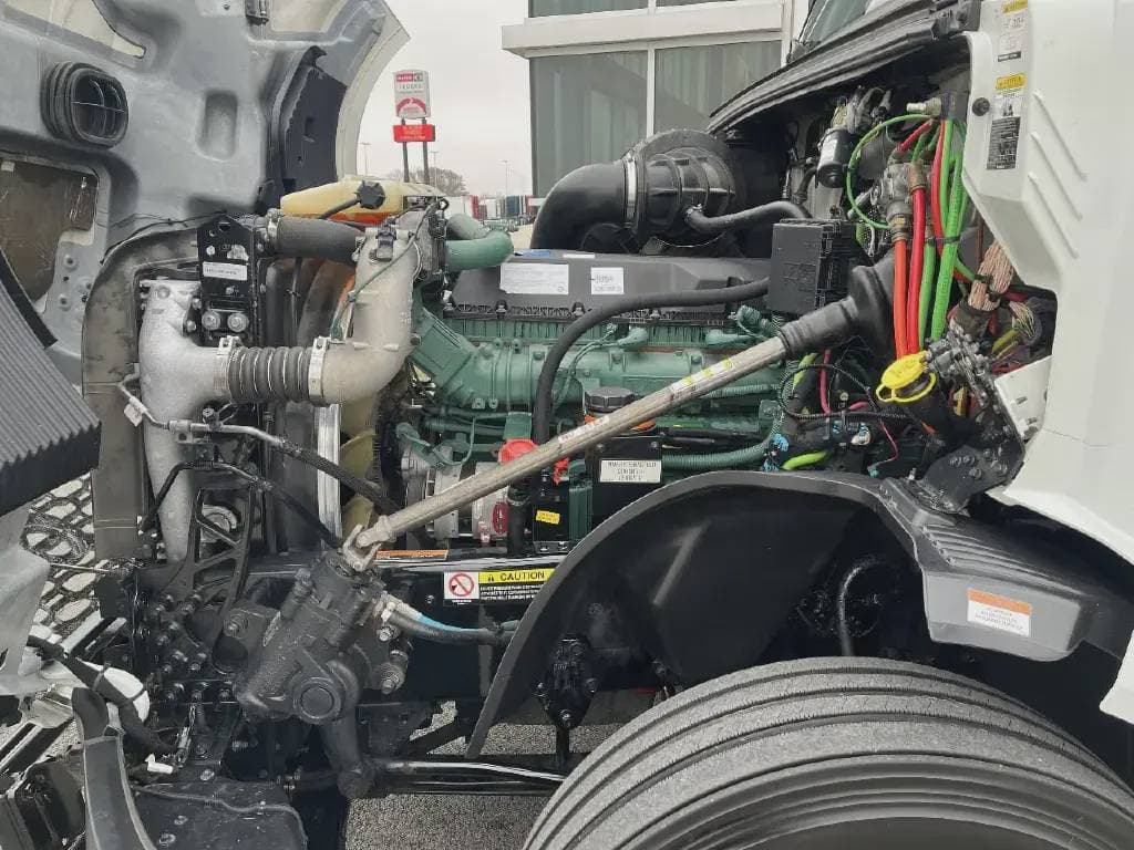 2022 Volvo VNL image 10