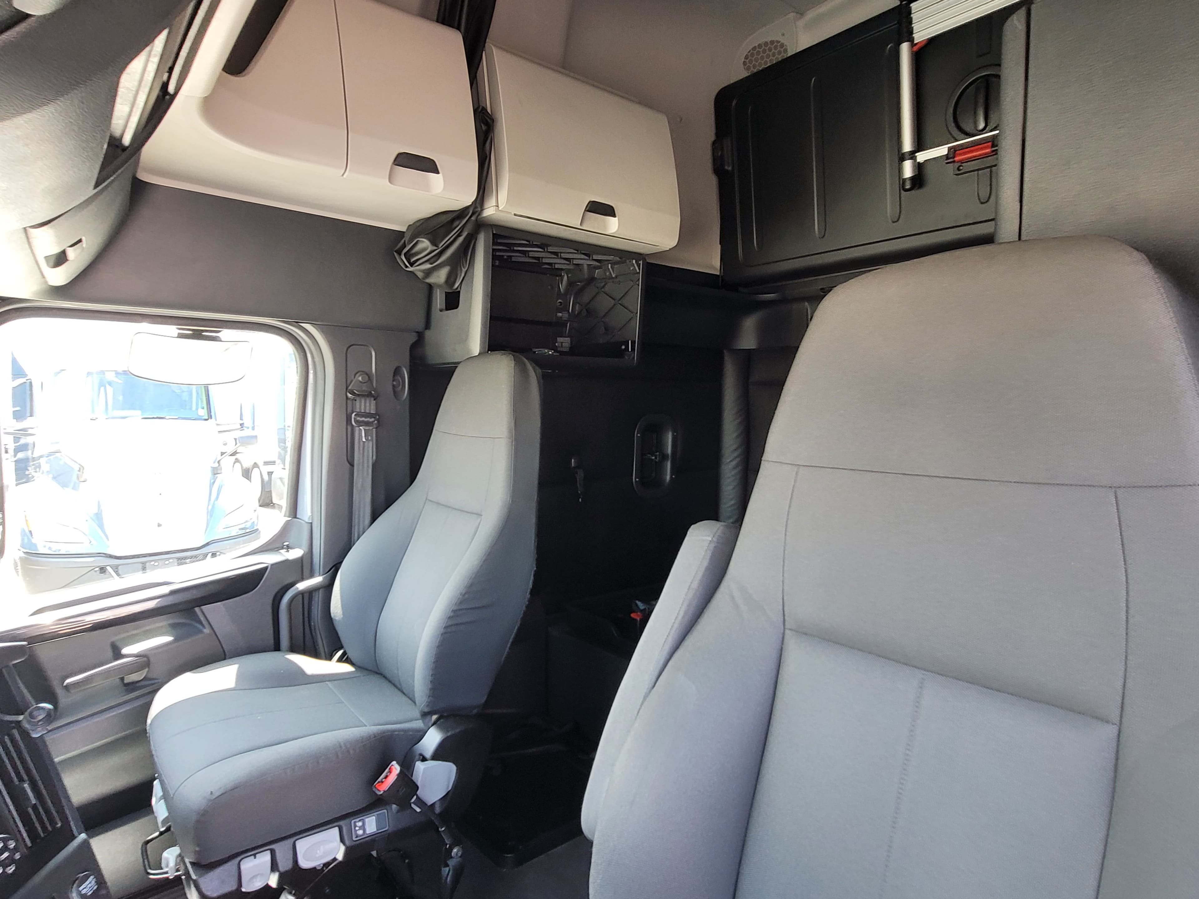 2023 Freightliner Cascadia 125 image 8