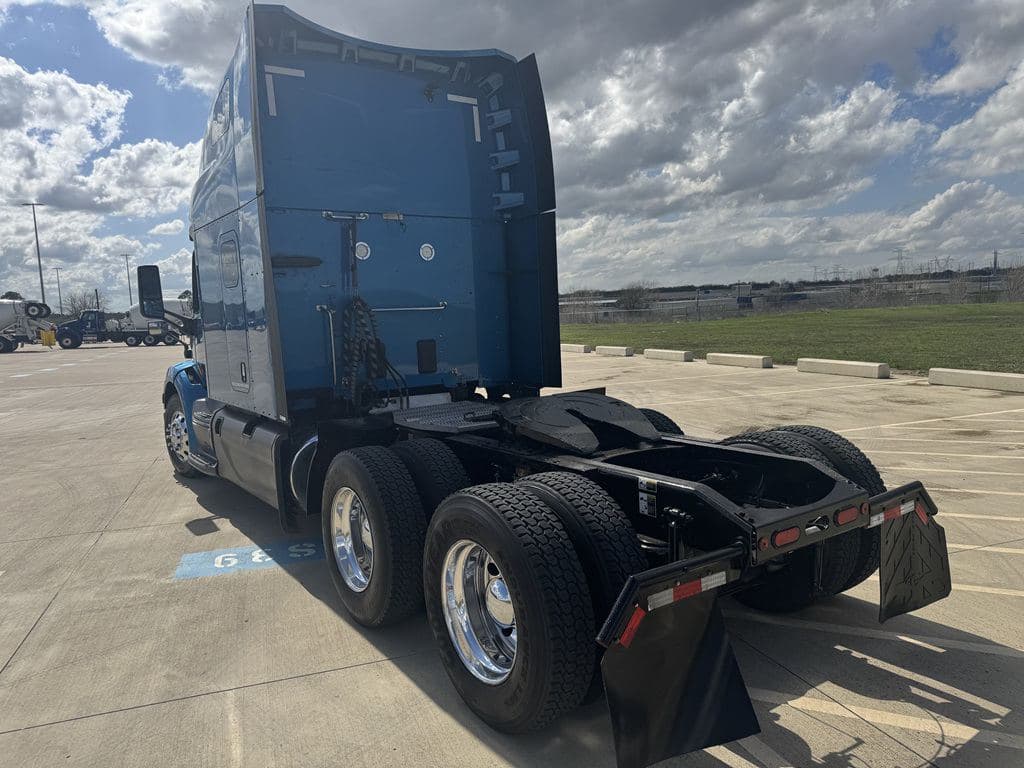 Used 2021 PETERBILT 579 image 3