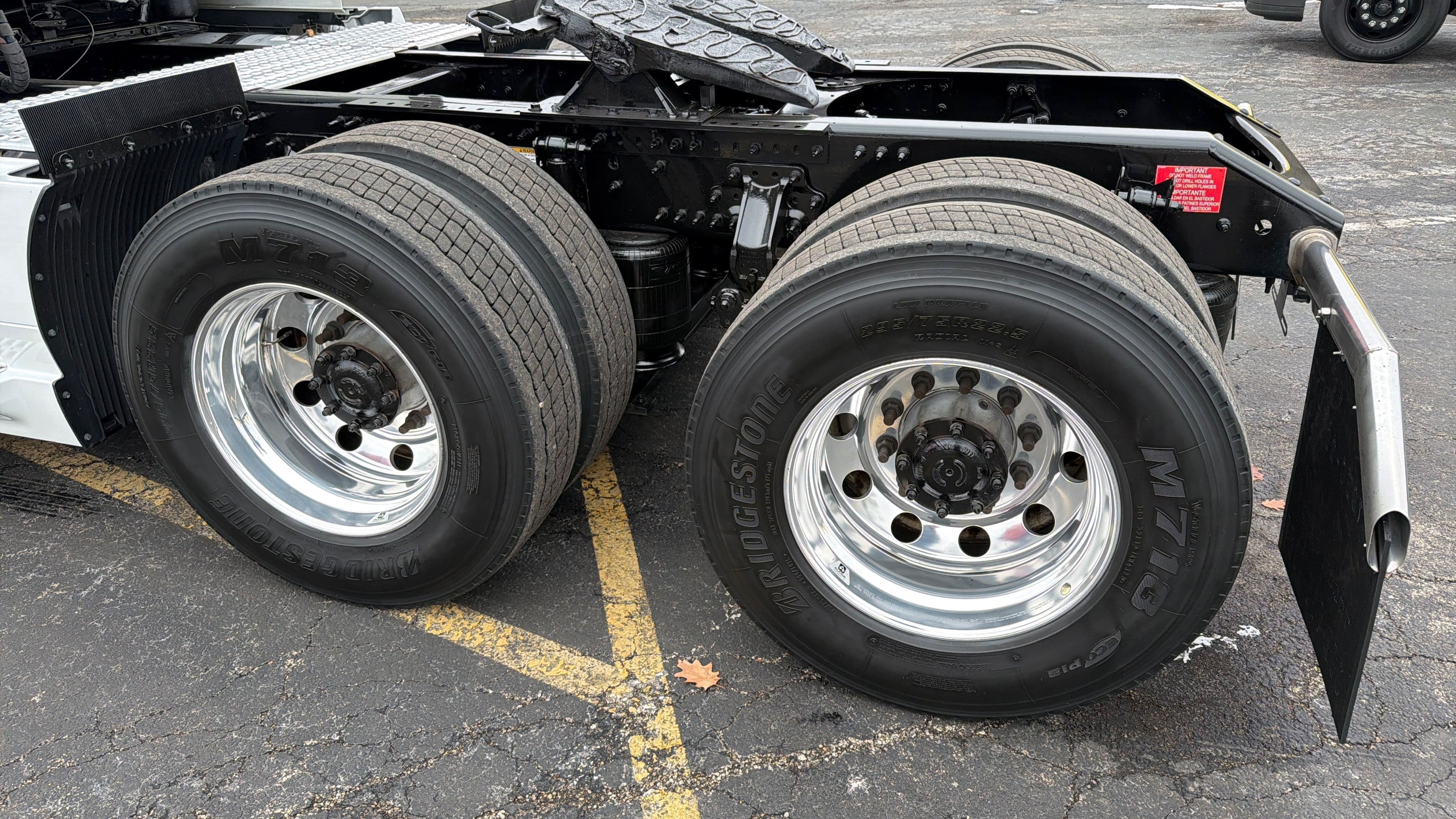 2022 Volvo VNL 860 image 9