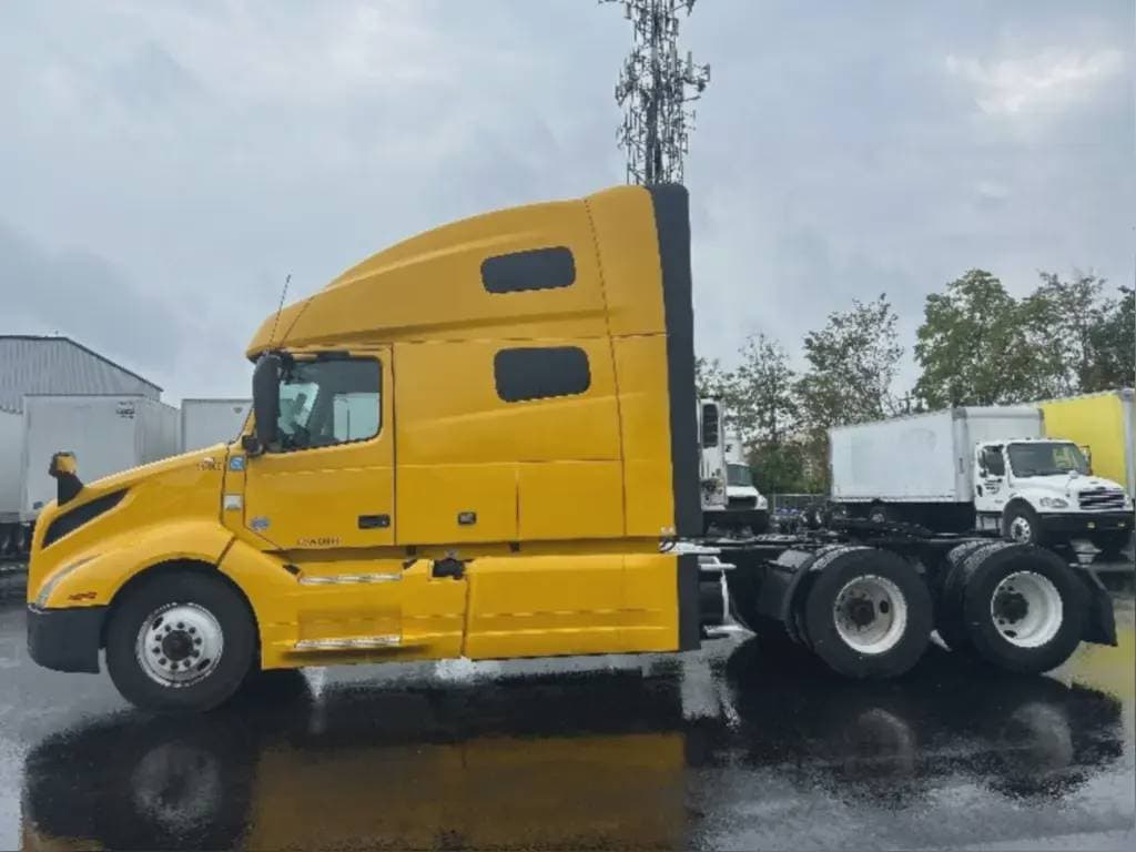 2022 Volvo VNL image 3