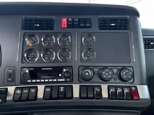 2025 Kenworth T880 image 15