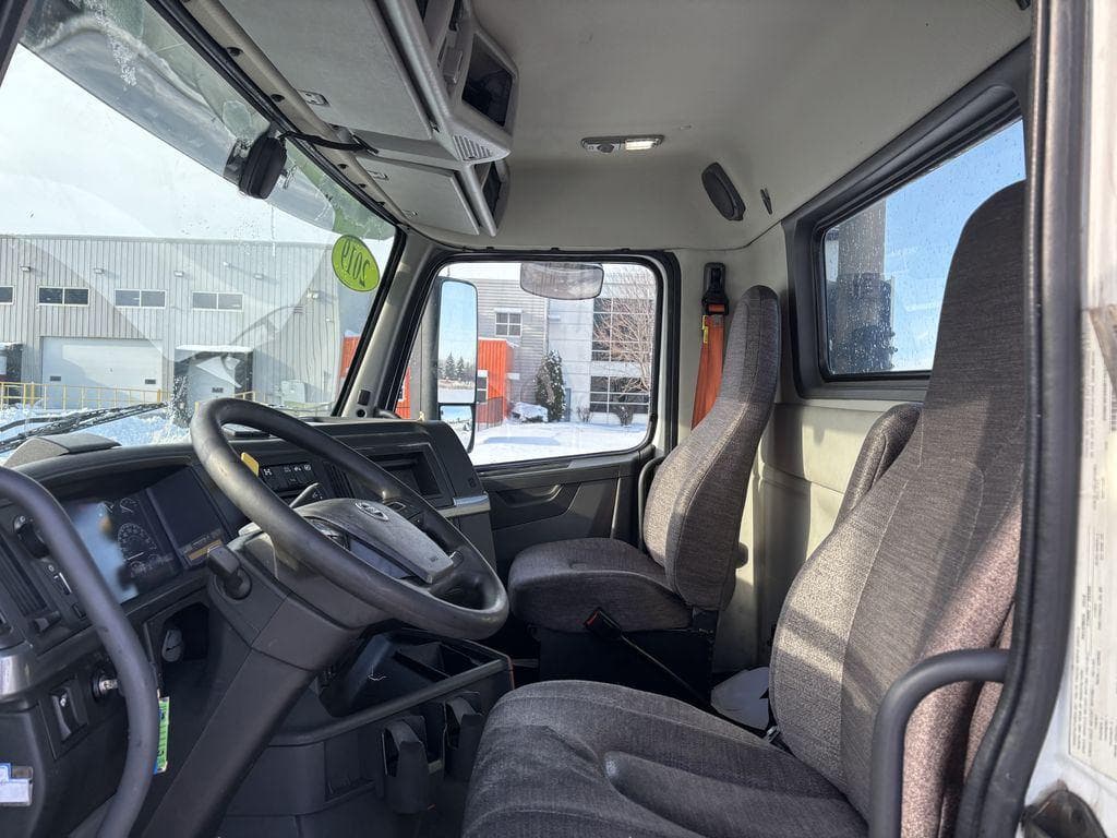 2019 Volvo VNR image 10