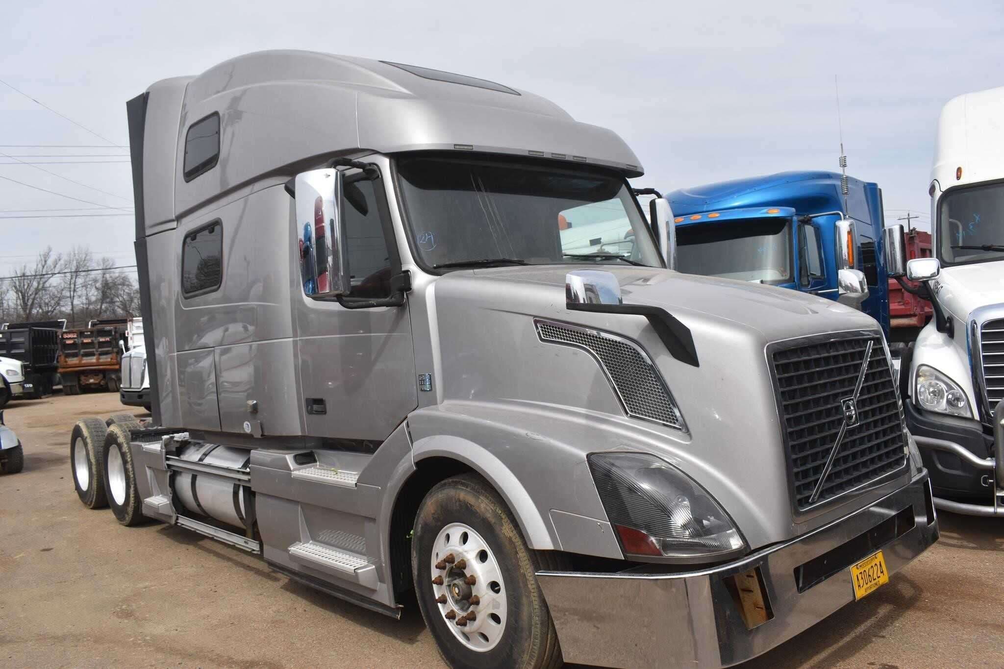 2014 Volvo VNL image 3