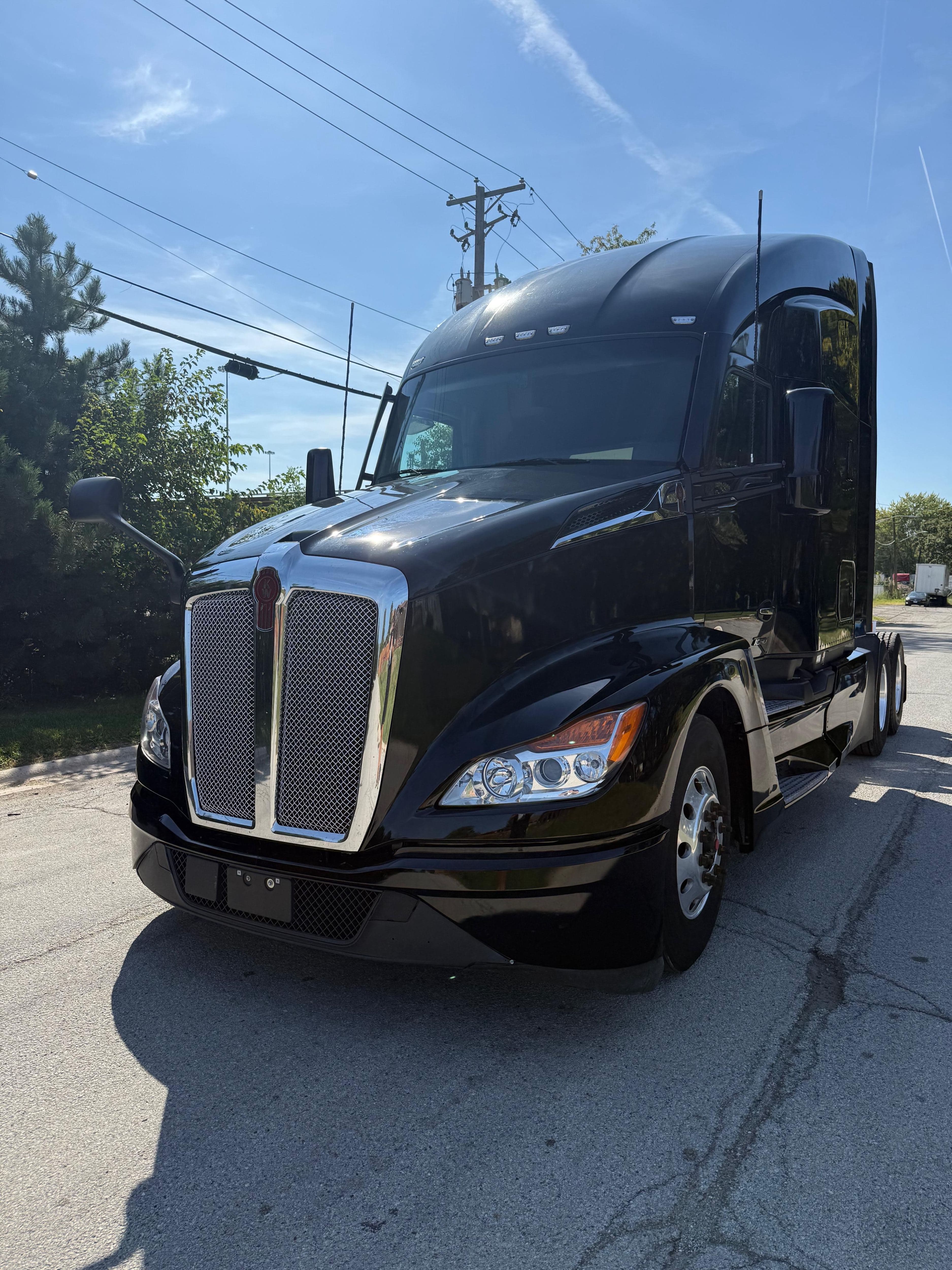 2022 Kenworth T680 image 1