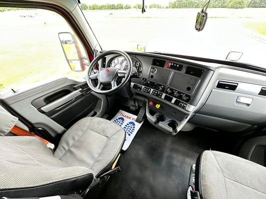 2021 Kenworth T680 image 11