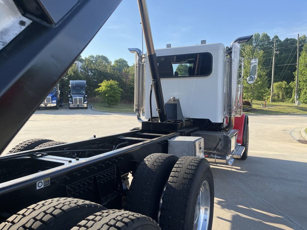 Used 2024 PETERBILT 389 image 9