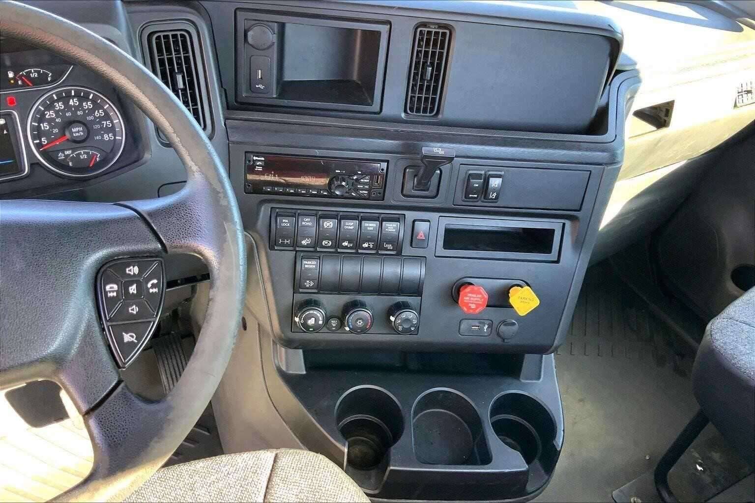 2019 International LT625 image 5