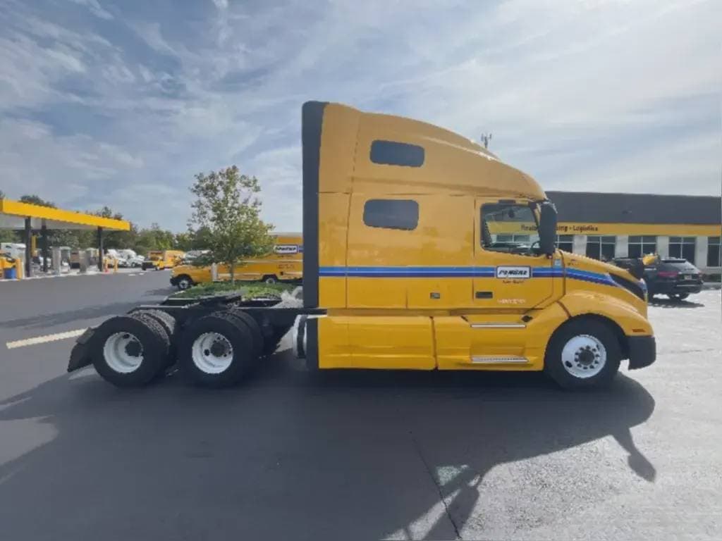 2022 Volvo VNL image 5