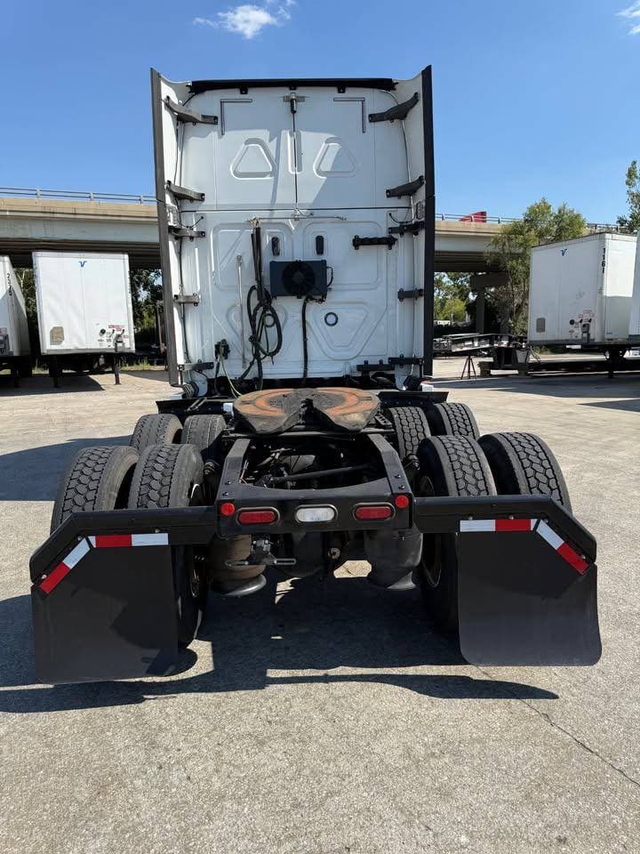 2019 Freightliner Cascadia image 3