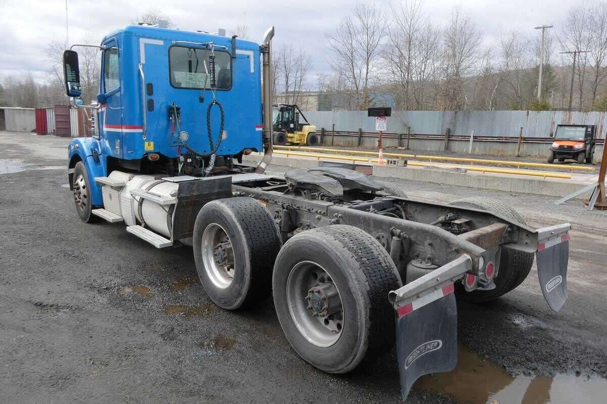 2015 Freightliner Coronado image 5