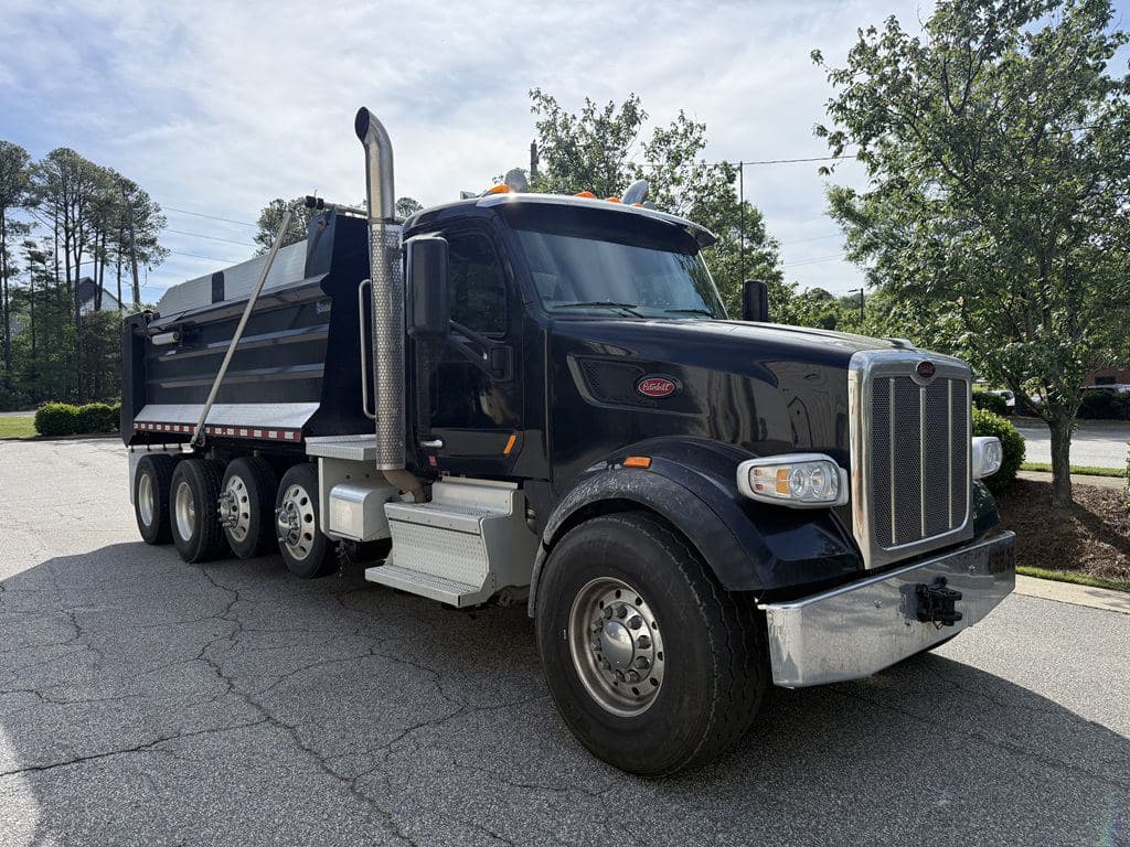 Used 2022 PETERBILT 567 image 1