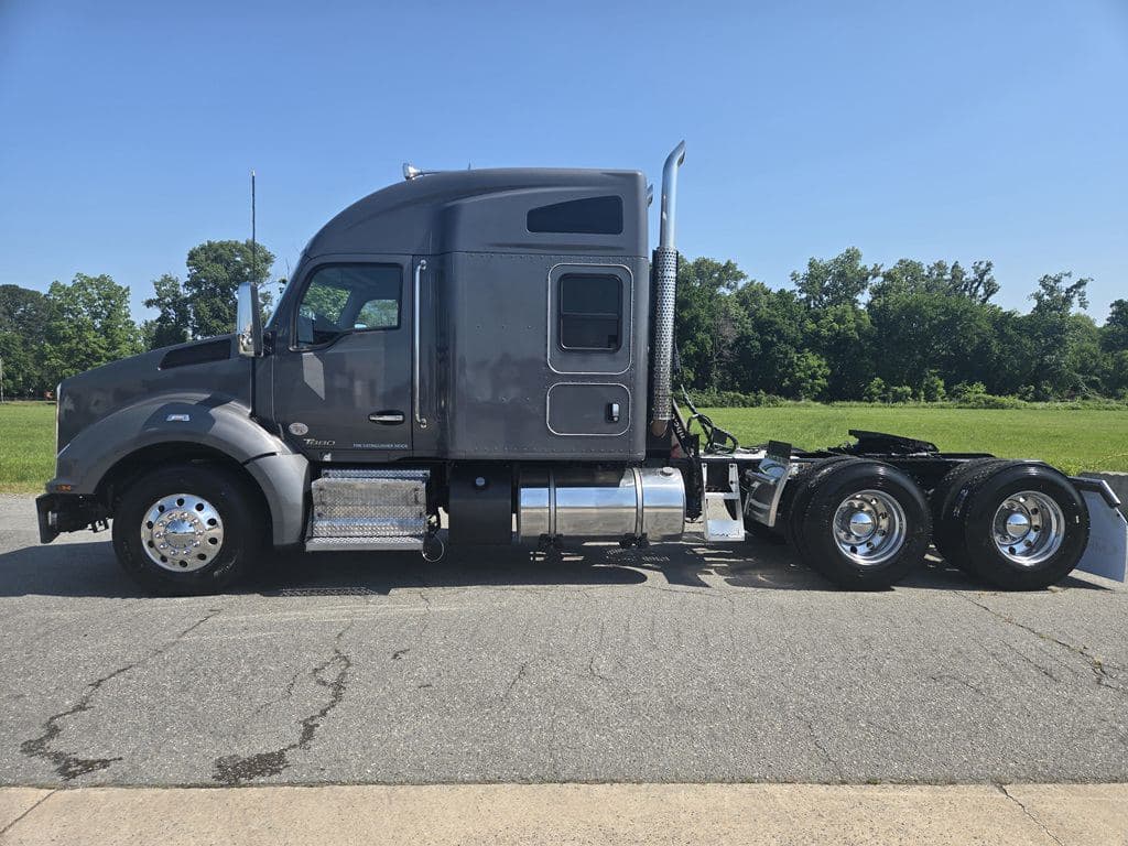 Used 2022 KENWORTH T880 image 2