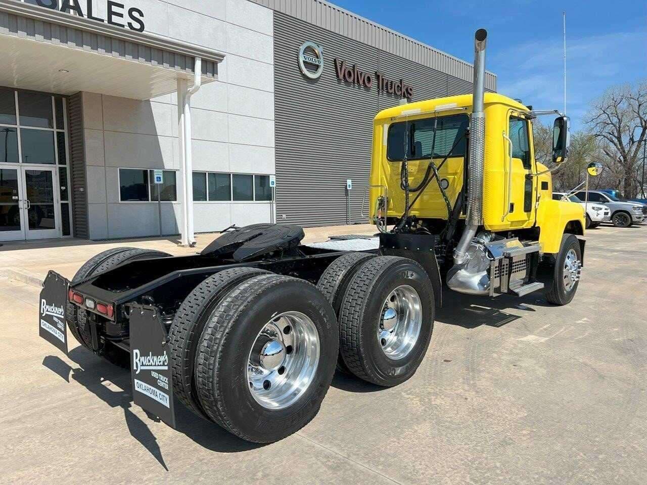 Used 2020 MACK PINNACLE Conventional - Day Cab image 5