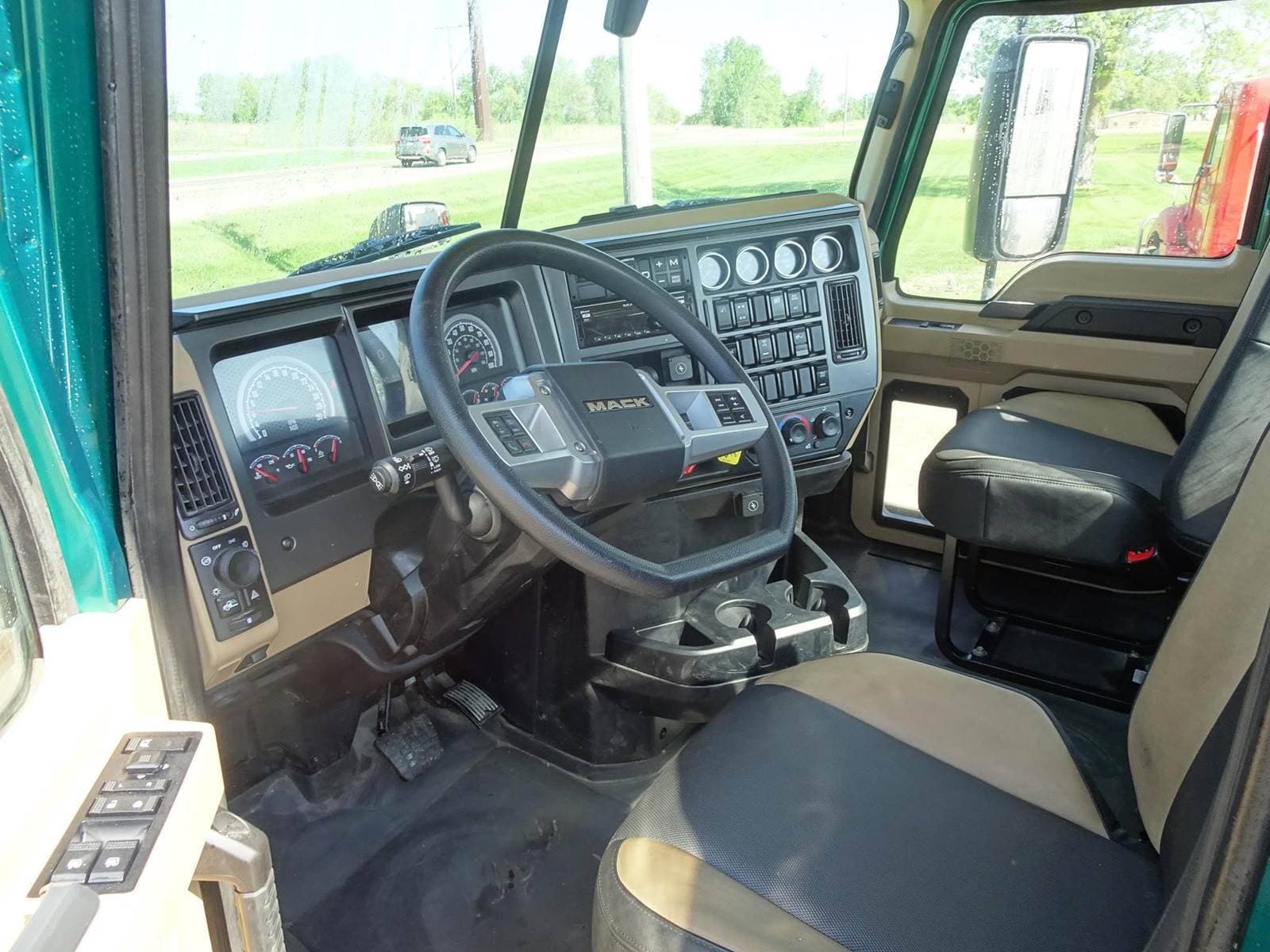 2025 Mack Anthem image 4