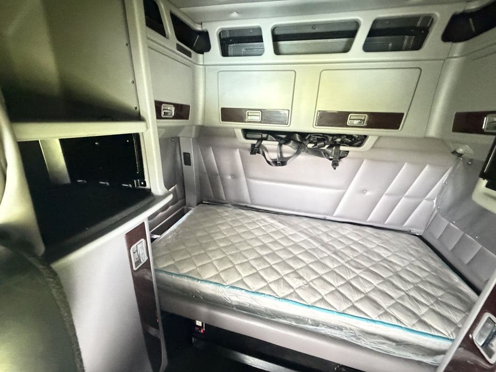 Used 2024 PETERBILT 389 image 8